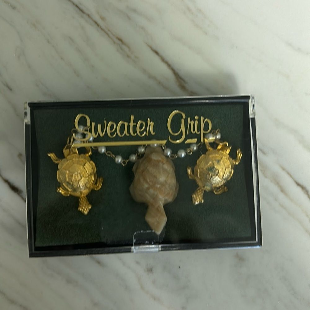 Gold tone Turtle Sweater Grip with quartz turtle